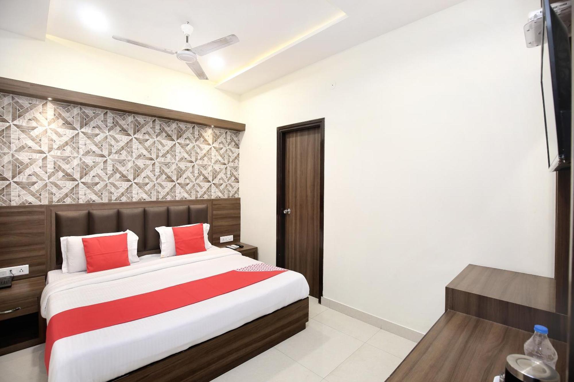 Oyo 17307 Hotel Kings Amritsar Bagian luar foto